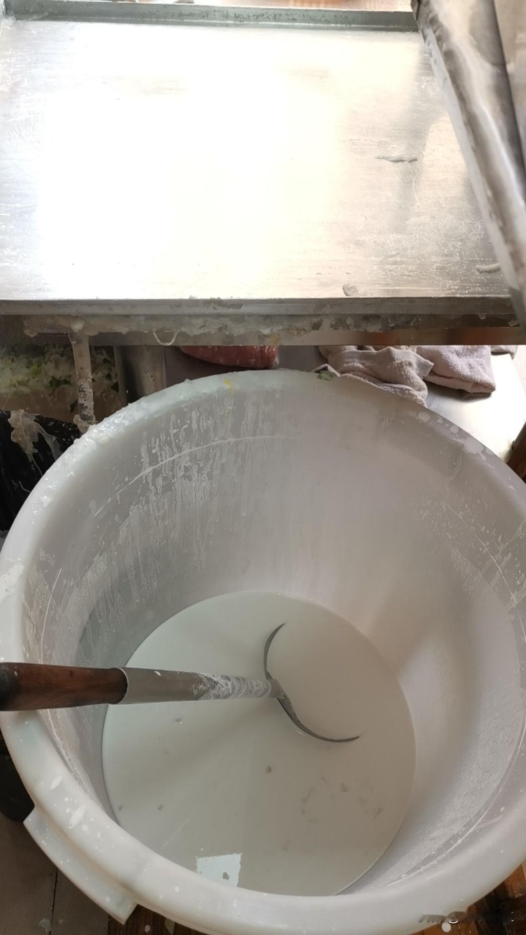 我这深圳朋友太会过日子了！就做早餐肠粉，每天早上6点到中午11点半，就这么短短几