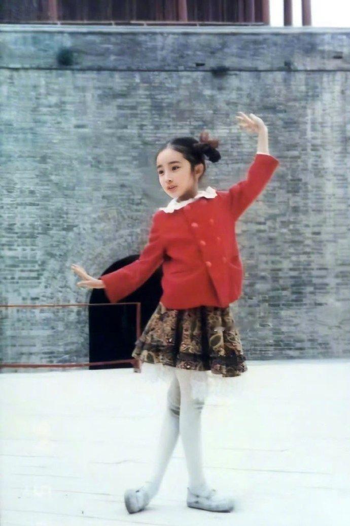 杨幂真的是从小美到大杨幂童年照，瞬间懂了什么叫“天生美人胚子”！肉嘟嘟的脸蛋配
