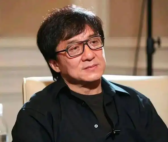 😲打黑工、地下工，给家里打电话还得说“我这边很好”。成龙在镜头前说了句大实话：我在全世界拍戏，看到