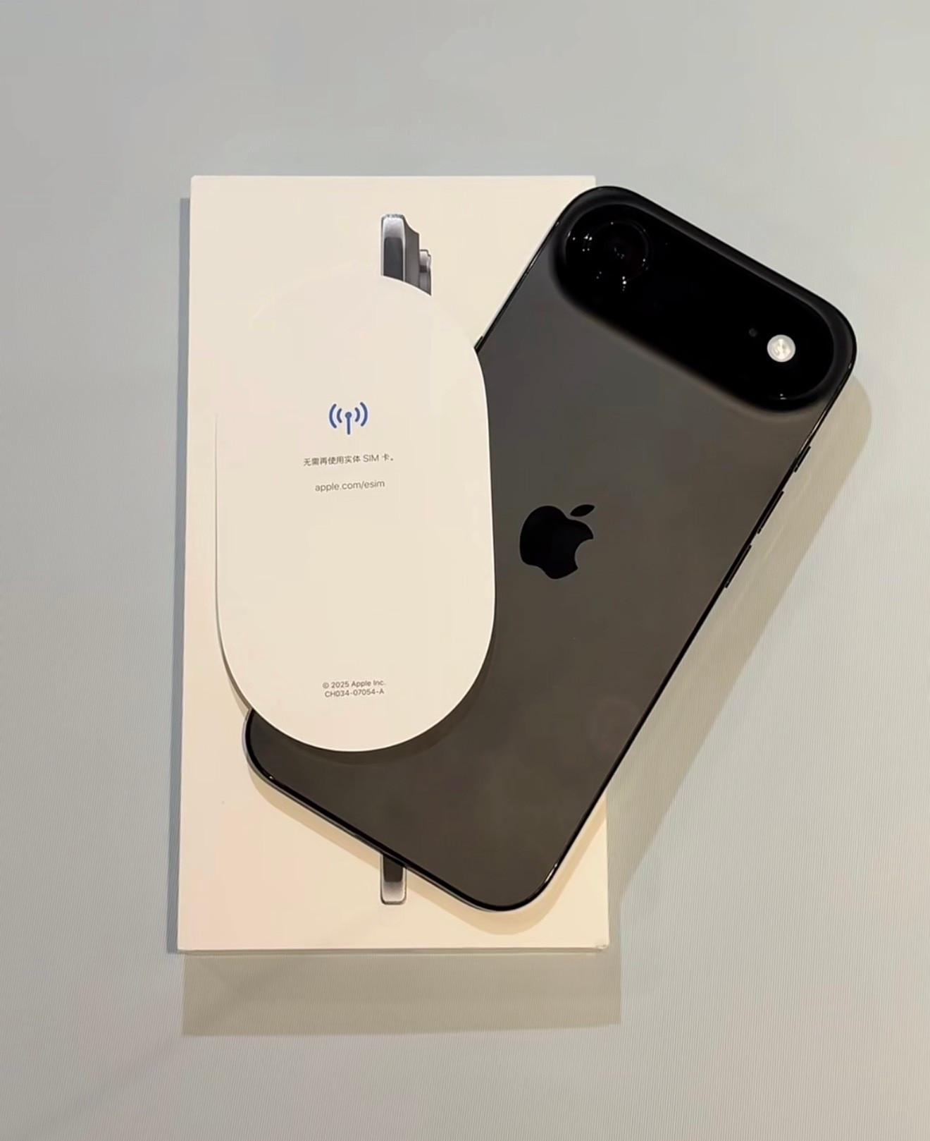 上手iPhoneAir真的被手感惊艳到！整机轻薄出众，握在手里轻盈贴手，长时间