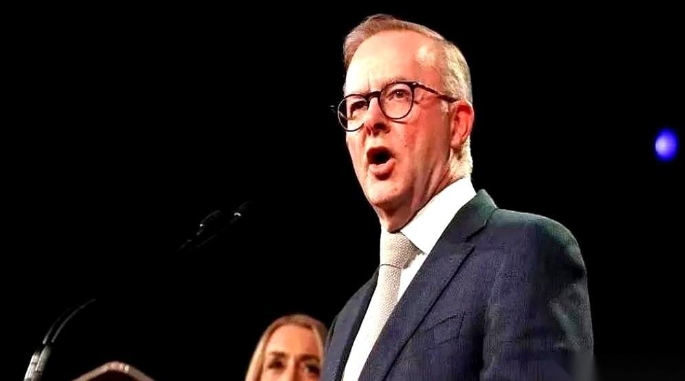 澳大利亚这两下子，简直是把“过河拆桥”演成了连续剧。十年前，一个亏到快破产的达