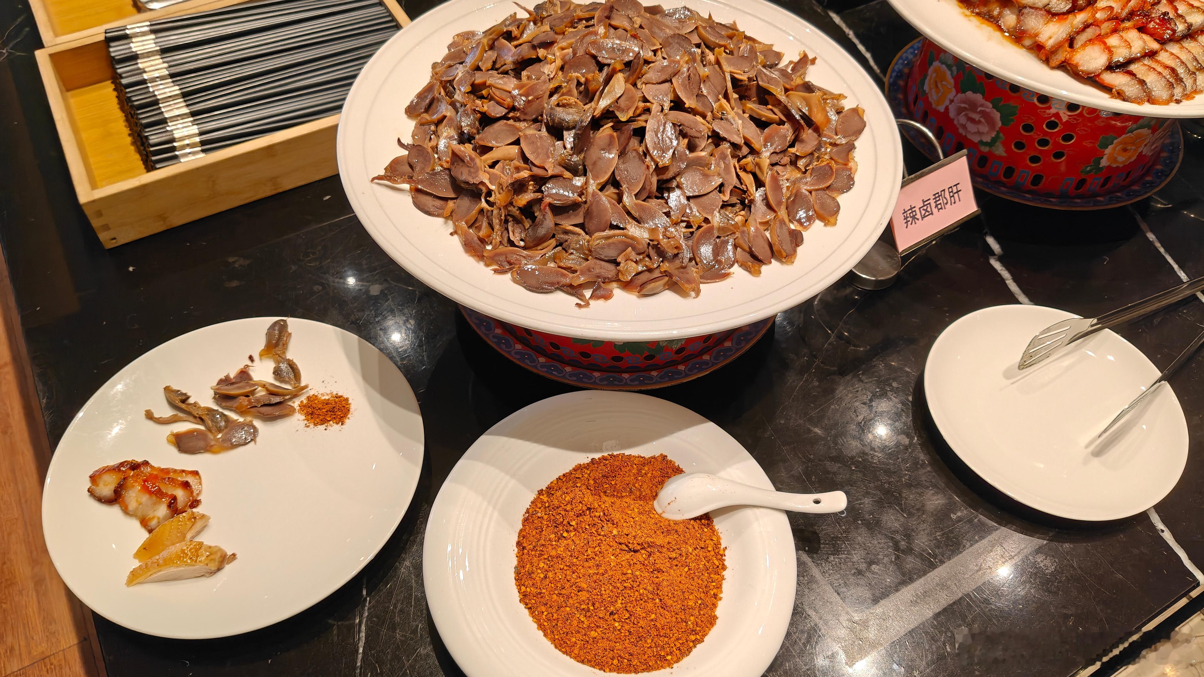 凉菜要好吃，干海椒是灵魂。大家早上好！昨天开了小一千公里，中途充电两次，终于回到