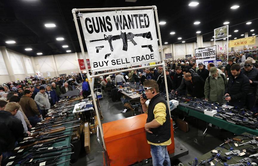 美国枪支革命为何是笑话？1.26亿民用枪中，富人拥有带战术配件的AR-15，穷人