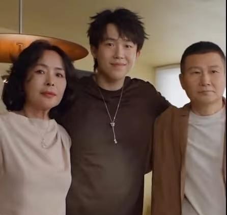 Qeelin麒麟官方发布的视频，王楚钦一家集体出镜。头哥长得很像妈妈，爸爸参与了