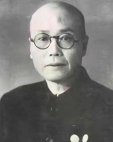 1946年，地下党员吴群敢前往指定地点接头，突然发现对方是国军中将，大惊之下脱口