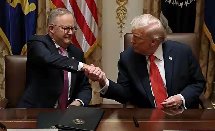 正当日本因为稀土“进口难”焦头烂额之际，他们终于等来了援军。美国联合8个国家