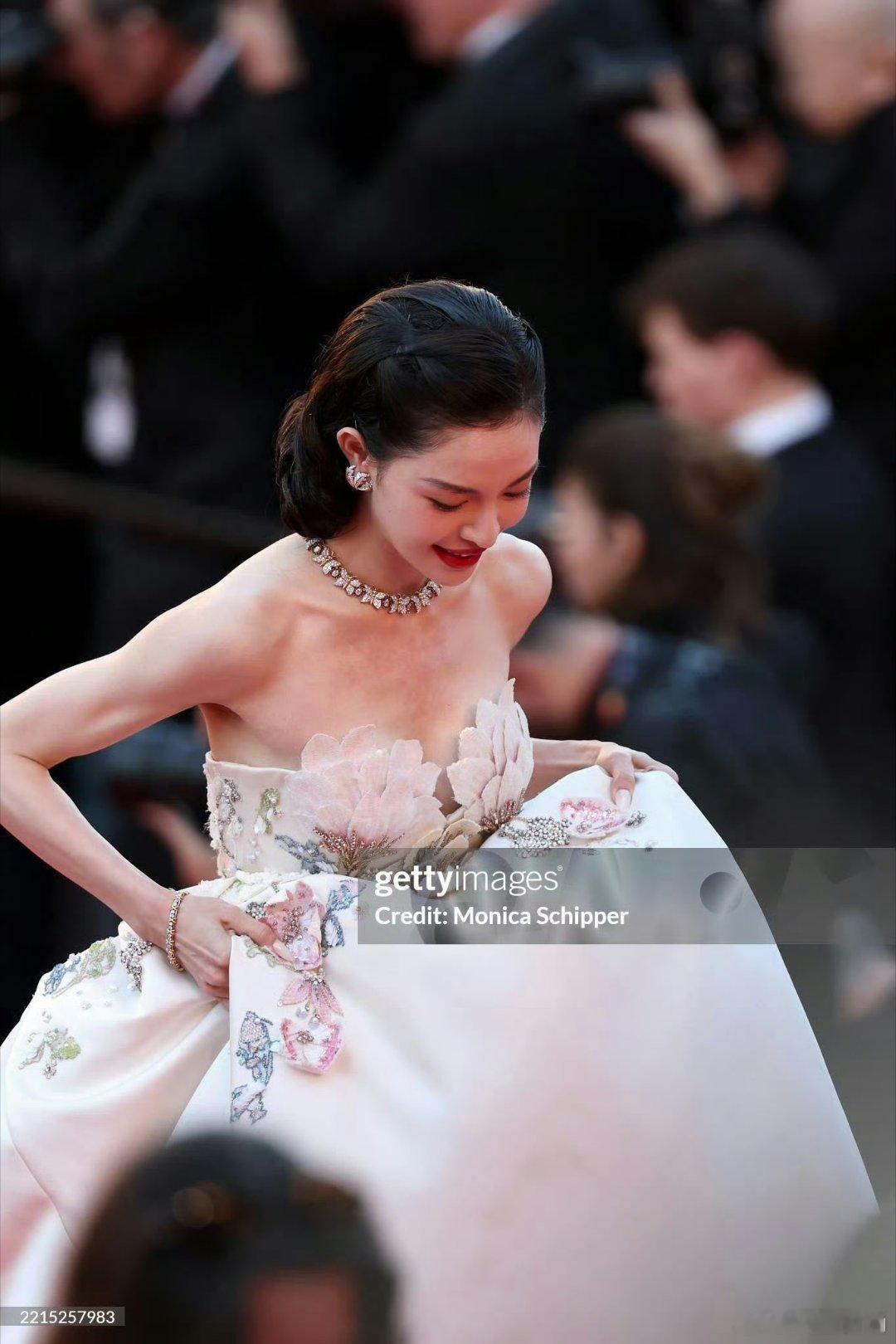 钟楚曦戛纳东方美人钟楚曦好优雅的东方美人钟楚曦好优雅的东方美人​​​