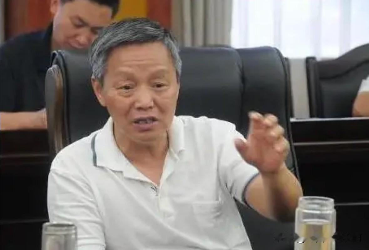 他曾任荆州市委书记。1946年出生，湖北枝江人，大专学历。1964年参加工作。1
