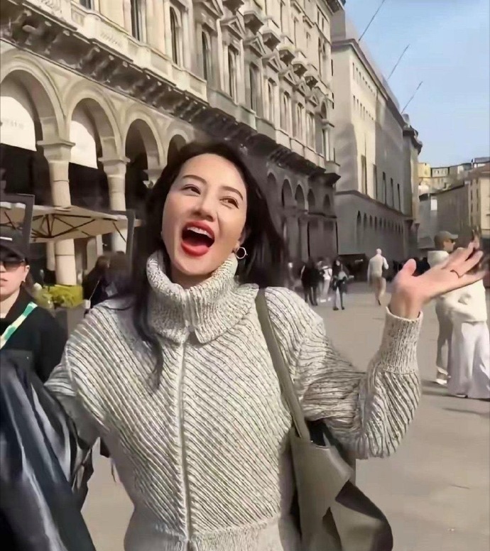 高圆圆绝对是老天爷赏饭吃，即使不会演戏，但长得的确好看，米兰街头美到发光！状态好