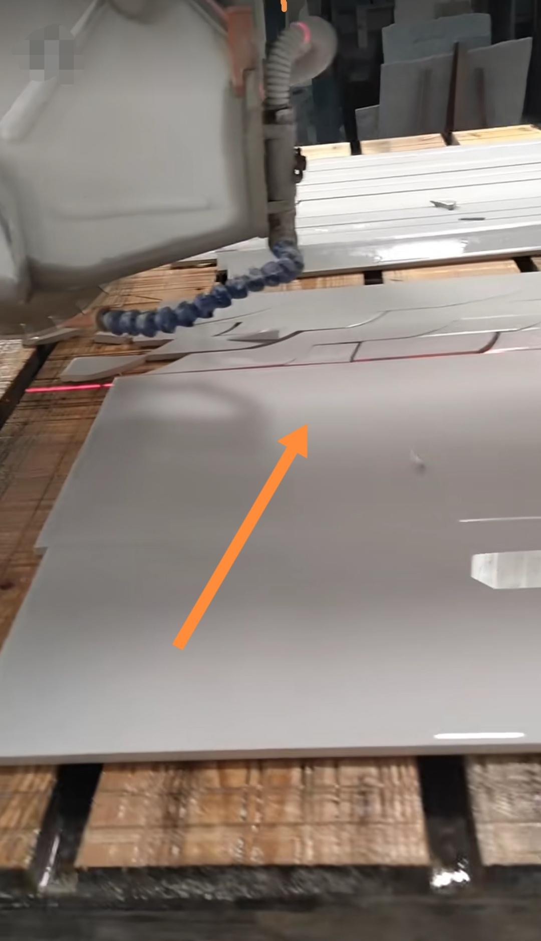 如今的瓷砖究竟怎么了，怎么变得越来越脆？瓦工师傅切割时瓷砖会开裂，就连一些加工厂