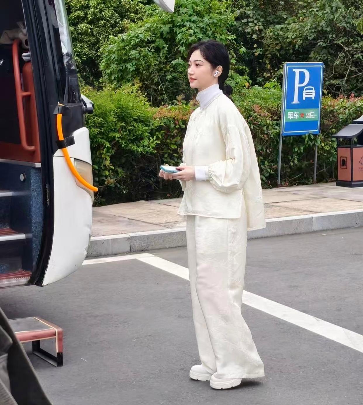 景甜的美貌被低估了，本人白白嫩嫩太漂亮了，圆脸大眼睛特别甜美，又苗条又年轻很难