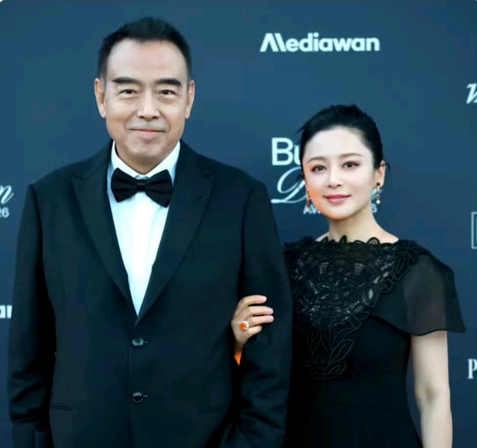 恩爱30年难敌残酷现实，73岁陈凯歌亮相戛纳驼背脱发，陈红仍美艳。​