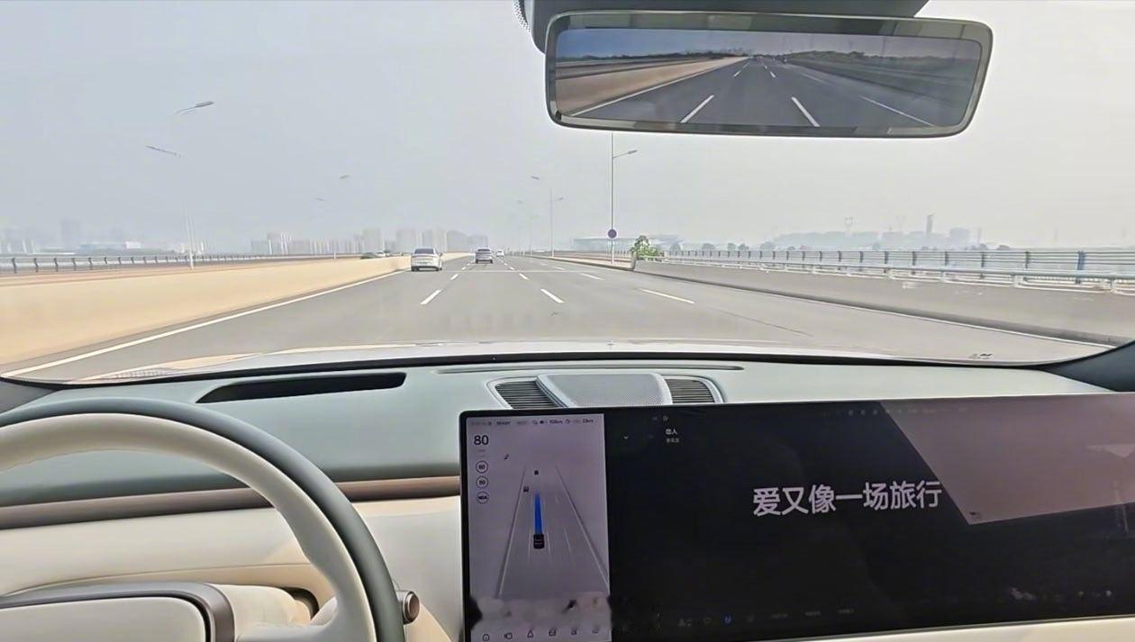 新MEGA来了，不得不说，豪华和舒适这块是让理想玩明白了。有幸坐过一次理想L8livis，这感觉真不