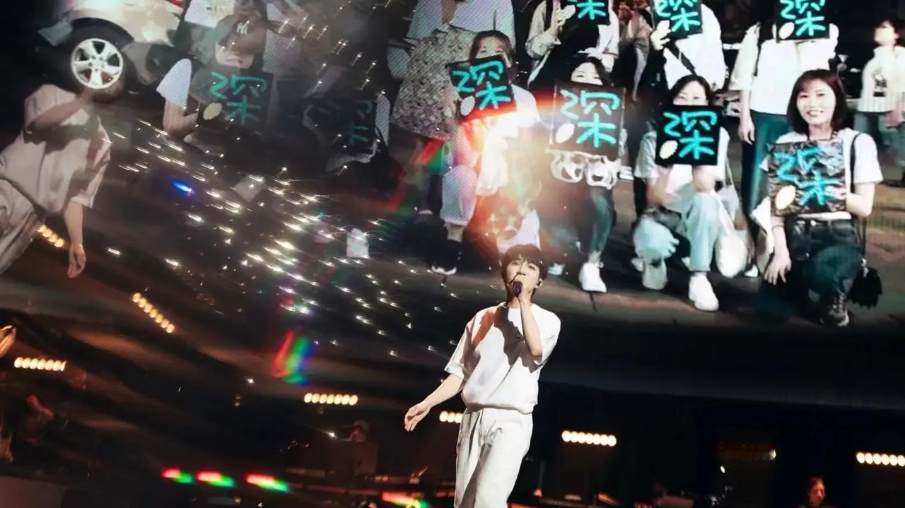 各位友友们，你们听说了吗？在2025年6月1日晚的周深南京演唱会上，大雨不期而至