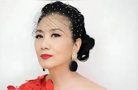 78岁开唱，汪明荃凭啥“打脸”众人？ 家人们，内娱最近有个事儿可太有话题了！