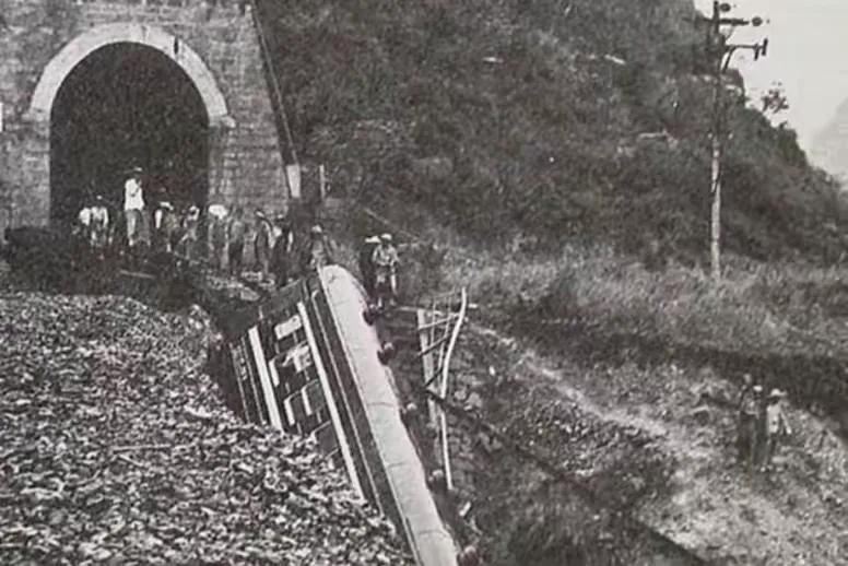 1981年，一列火车在大渡河峡谷冲进了一座不存在的大桥，275人瞬间失踪，司机最