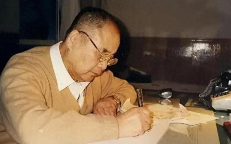 李德生当选副主席，为何仅4个月就被调离北京？毛主席一句“你是陪绑”耐人寻味！1