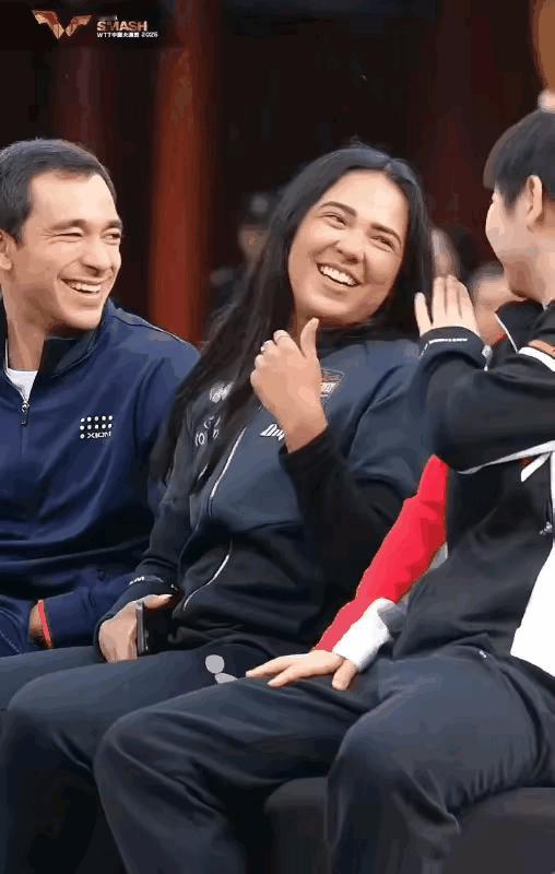 莎头表情迥然不同！[捂脸哭][大笑]也不知道莎莎和迪亚兹在用什么语言“疯”聊，更