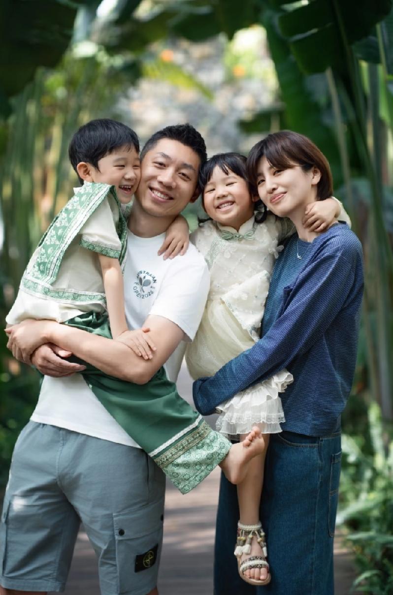 许昕的新年打开方式！放下球拍抱娃，这才是顶配幸福国乒“大蟒”许昕的新春大片