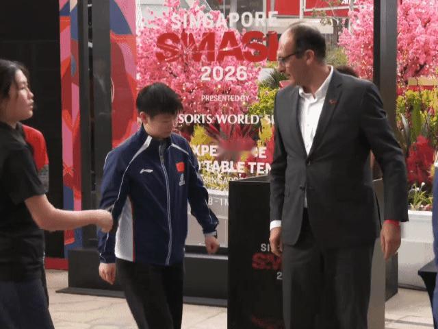 新加坡大满贯抽签嘉宾跟孙颖莎打招呼，莎莎当场愣住，小表情直接写满震惊：这人也太