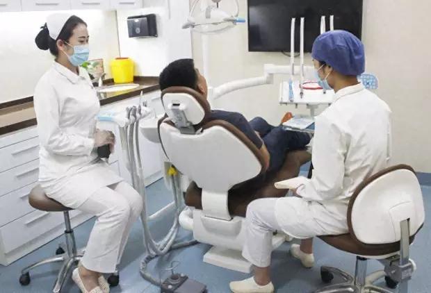 大家有没有发现牙科诊所越来越少了走在街头，你会发现一个奇怪的现象：曾经遍地