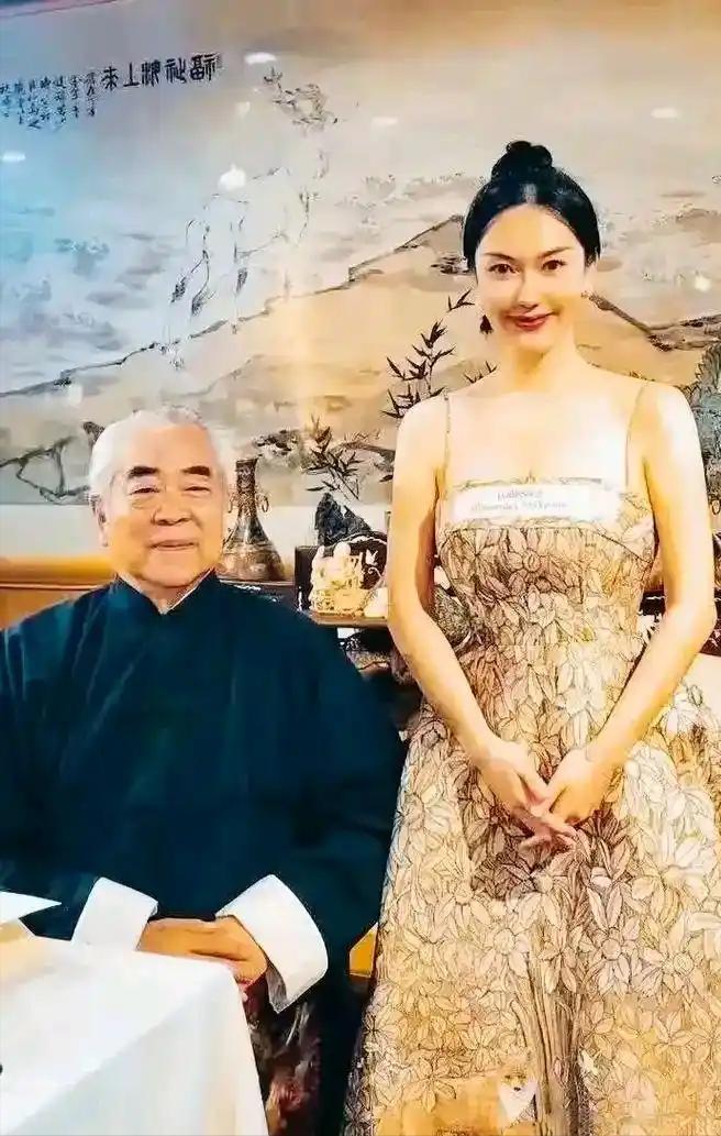 87岁范曾喜得幼子却与子女断亲！2亿字画疑云+嫩妻掌事，这场闹剧太狗血娱乐圈的