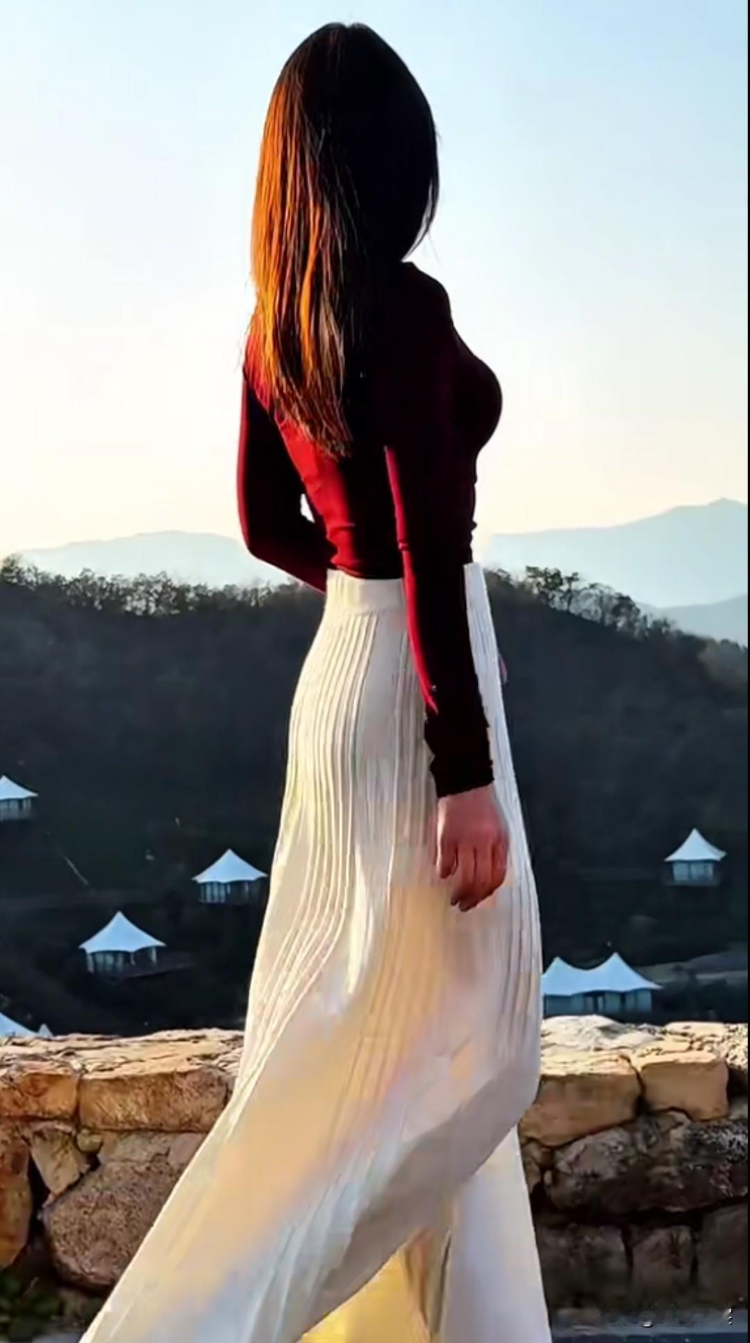 独立寒秋，夕阳红袖。秋日背影杀极品美女穿搭