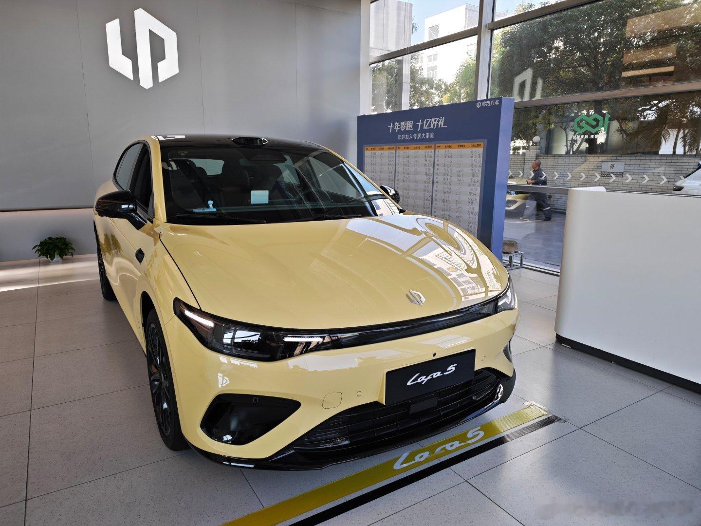 抽空来试驾了一下零跑Lafa5，动态开起来真不错，真的要狠狠夸一下这台车。首先这