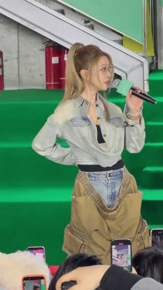 真的真的要被薛凯琪的裤子丑哭了，本然穿条牛仔裤好好的，非得作妖在外套一条肥大的工