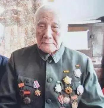 1940年延安惊魂一刻：木棍直劈毛主席后脑，警卫蒋泽民血肉之躯铸就忠诚丰碑！
