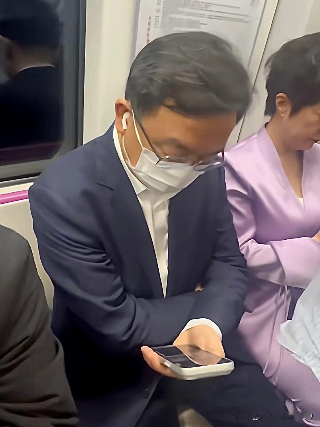 坐拥千亿身家的王传福竟和妻子一同挤地铁去参观北京比亚迪车展，这般朴素令人动容。有