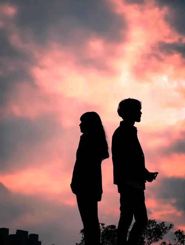 男女放弃一个人的不同，藏着最扎心的现实男人和女人放弃一个深爱的人，从来都不