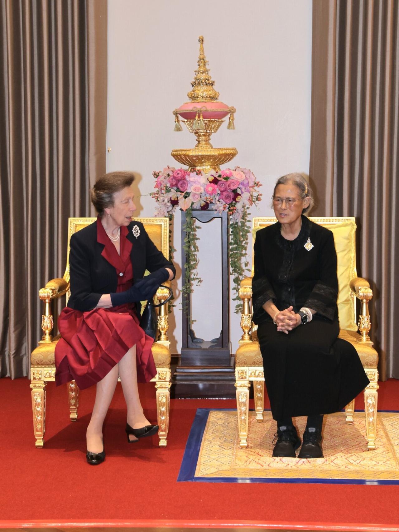 诗琳通和安妮会面，两位老牌公主是闺蜜7月17日，泰国诗琳通公主在朱拉隆功大学会