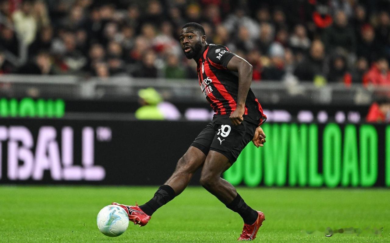 米兰非常愿意与出价超过三千万欧元的俱乐部探讨法国中场球员福法纳的转会。斯基拉消息