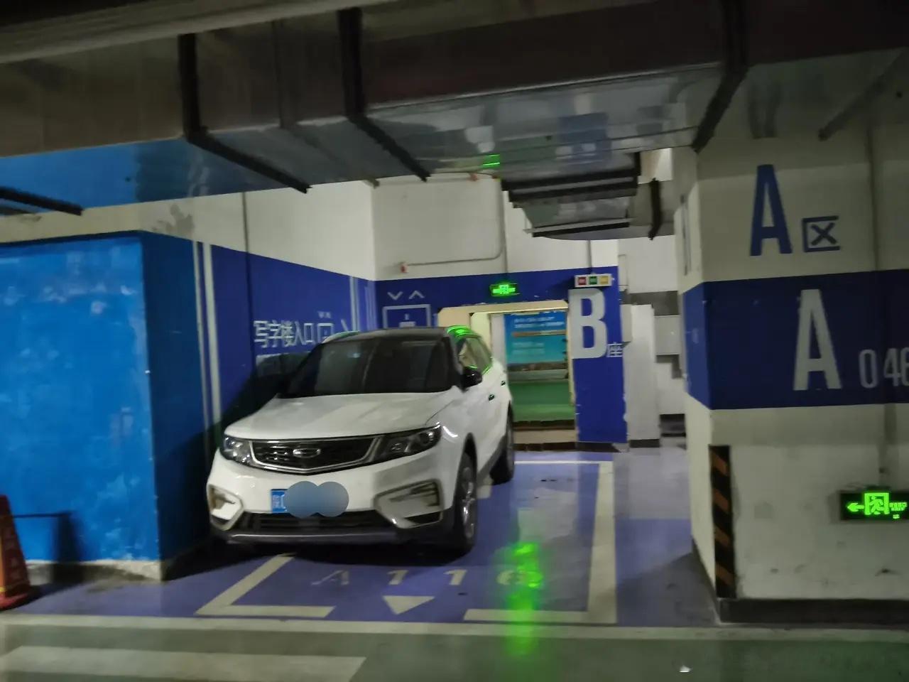 停车看人品，这车主绝对没得说，自己费点事，方便了大家