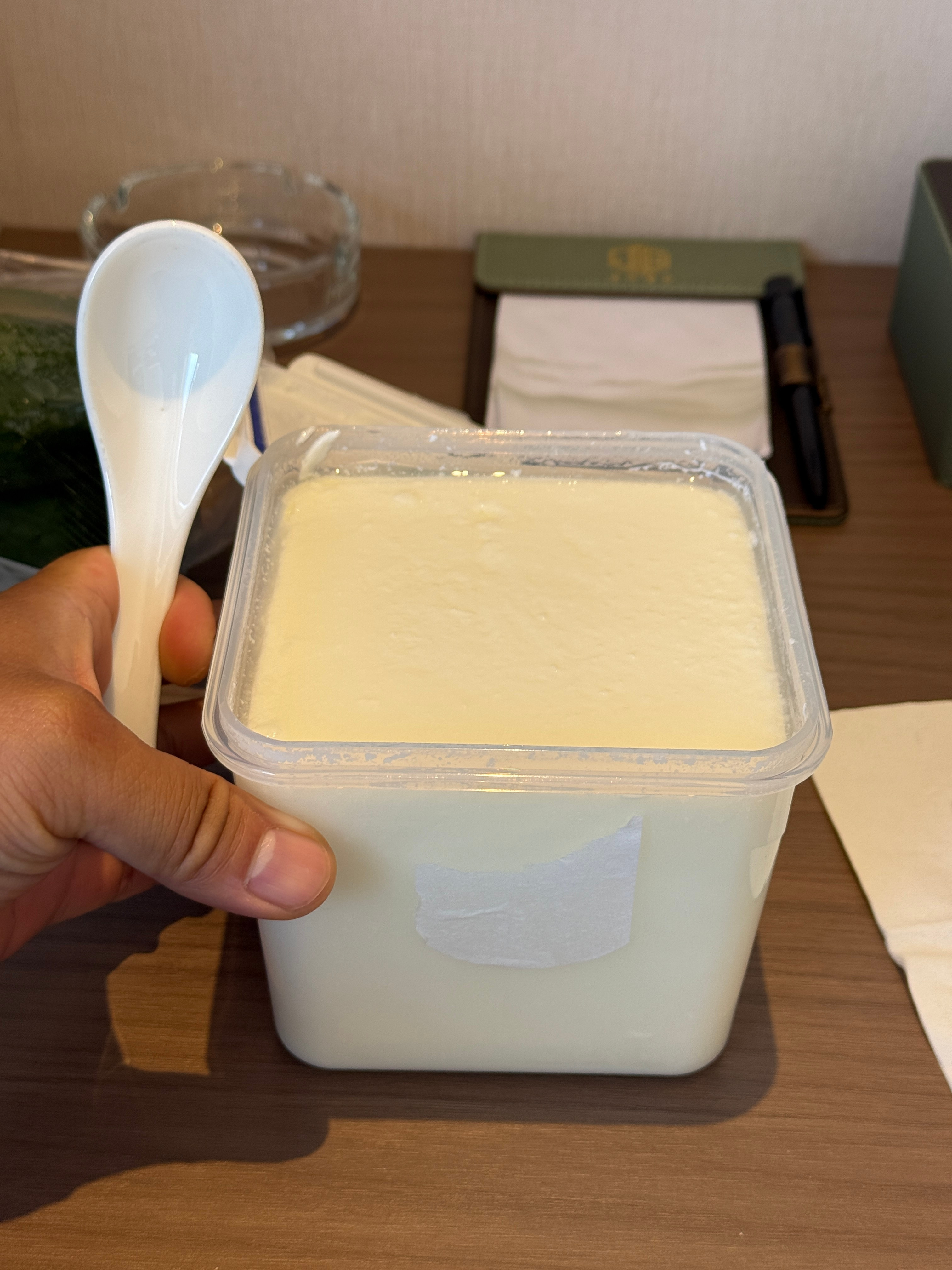 在阿拉善右旗的超市买了一桶酸奶，一公斤装，别说，真的好吃，块状的，配料表也还行吧