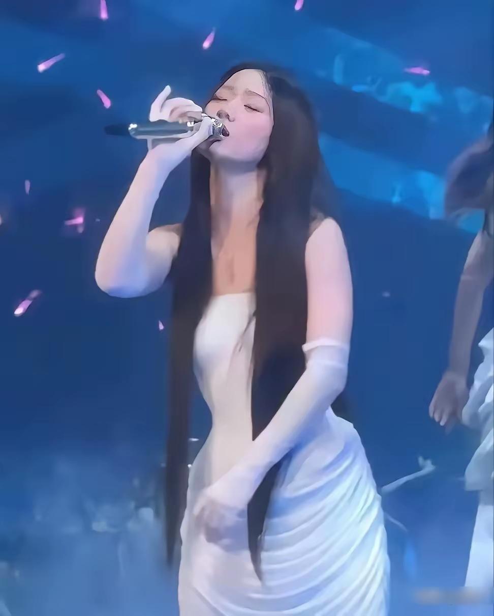 单依纯入魔了吗？浑身上下清纯不再，反而添了很多不可理解的魔幻，让人捉摸不透。单