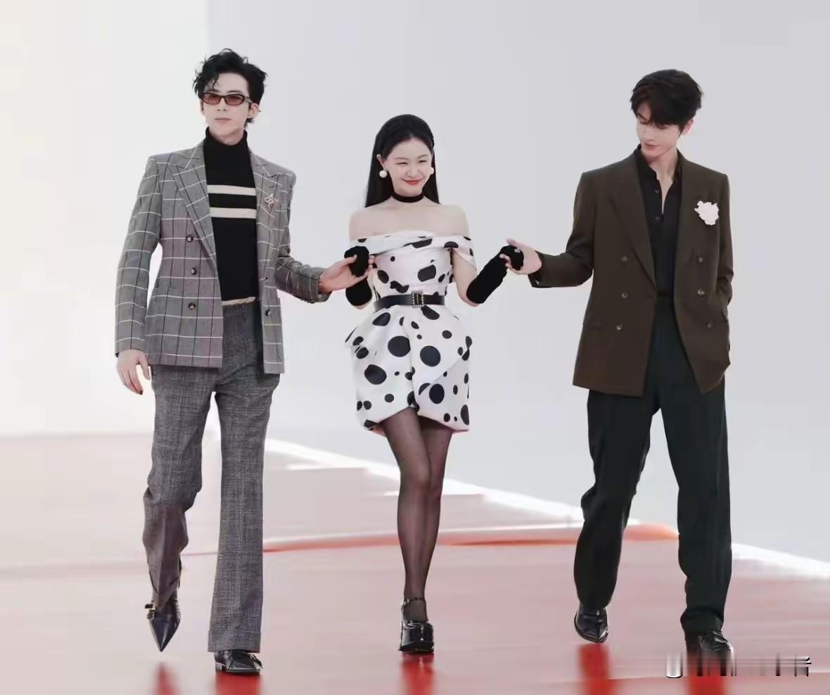 金靖真是桃花运太旺了，这被刘宇宁和张凌赫一起保护真是想想都很美啊！​刘宇宁和张