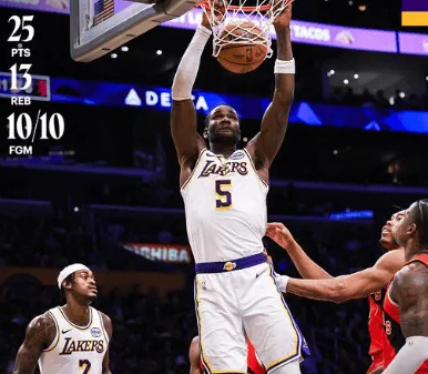 NBA常规赛，湖人以110-93击败猛龙。此役，湖人中锋艾顿投篮10中10，砍