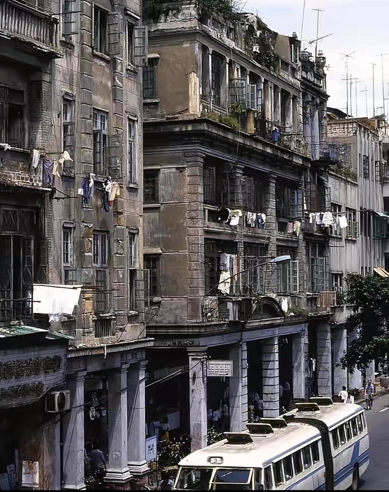 88年的广州，虽然那时广州的马路和建筑还没有“穿衣戴帽”，可千万不要以为当时的