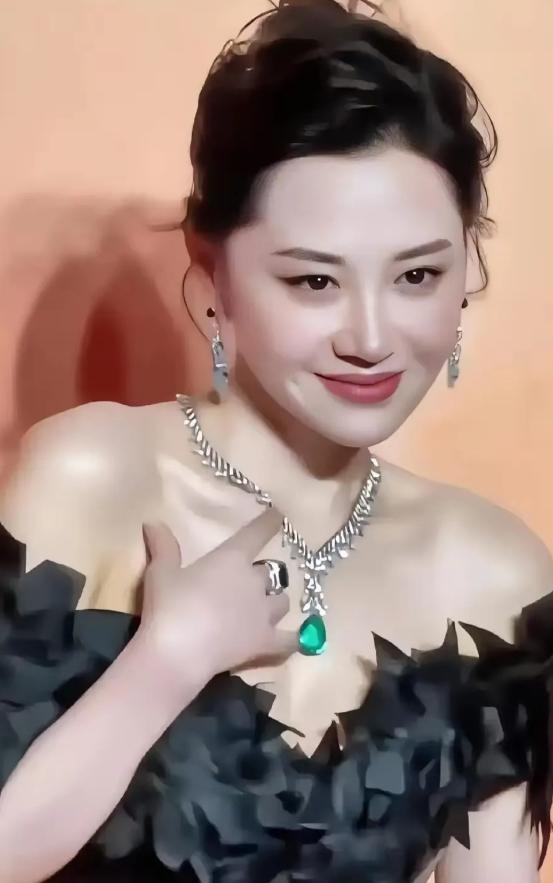 57岁，没结婚，没孩子，放在普通人身上，这叫“晚景凄凉”；放在许晴身上，网上吵了
