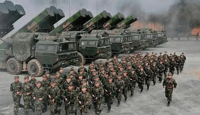目前中国陆军是不是有点少？你以为的中国陆军，全国14亿人，陆军才200万人，这比