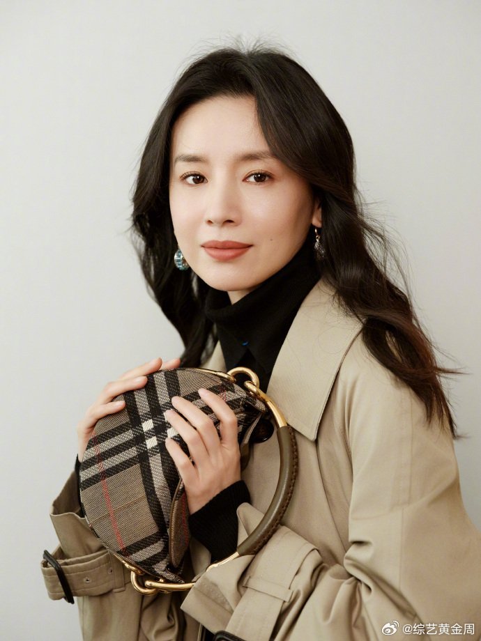 年轻时候的董洁颜值与气质双双封神，精致五官+清冷温柔气质，直接美进心底