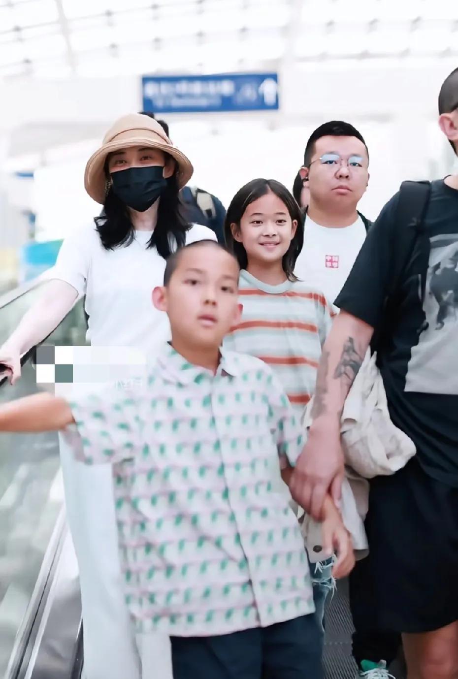 梅婷一家四口现身机场，快快长成大姑娘了，梅婷老公长的好像汪峰