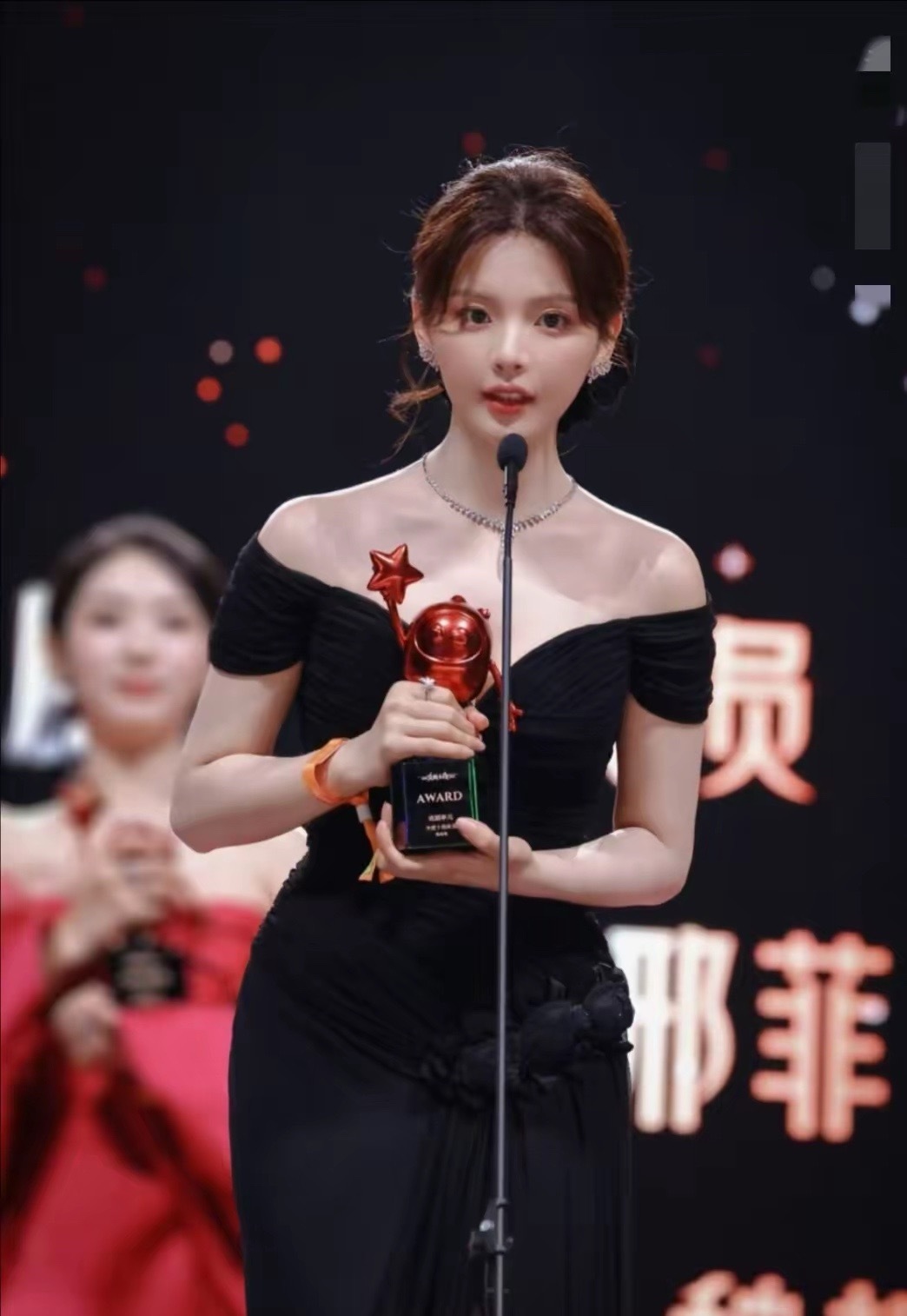 你可以说，杨超越五官平平，也可以说，杨超越演技平平，唯独有一点，你喷不了她，那就