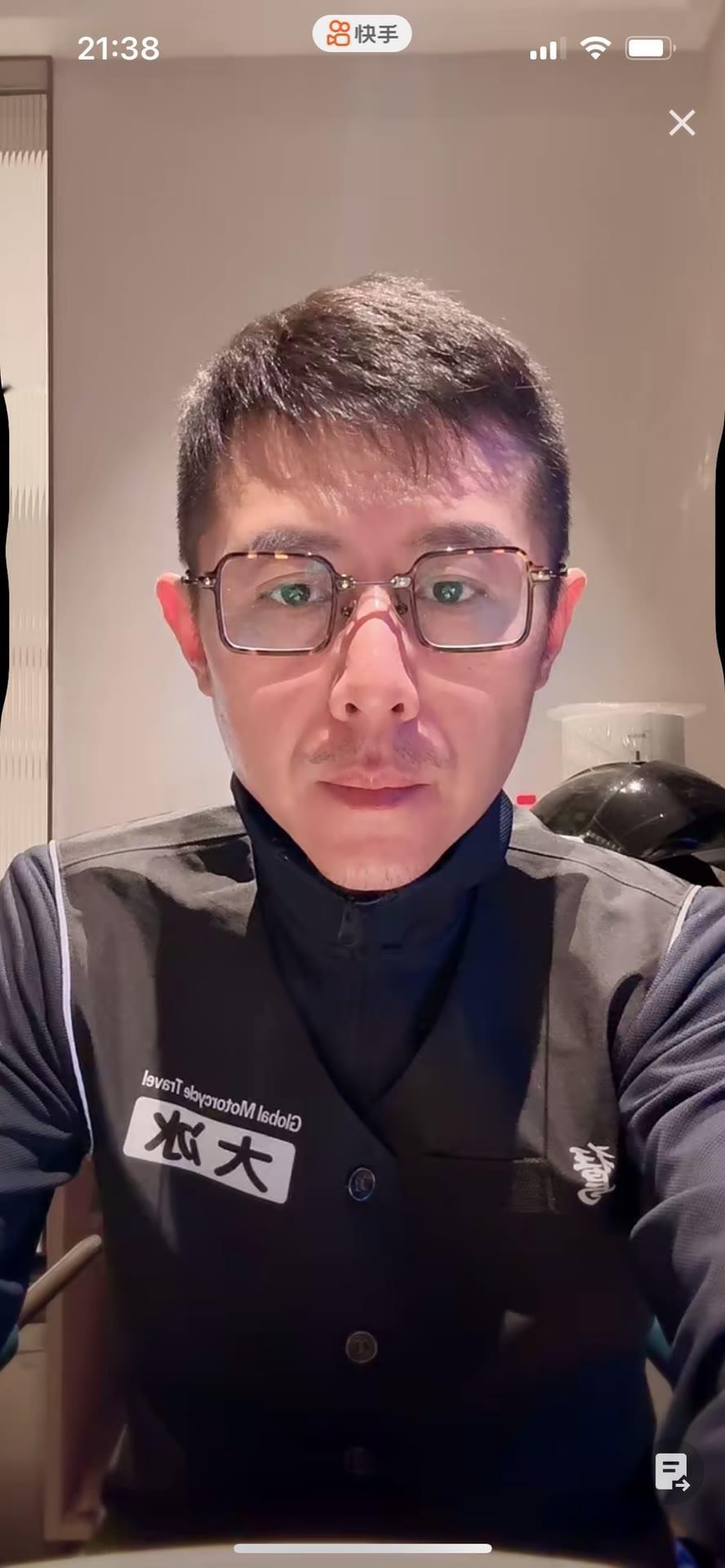 连麦者：冰哥……我42，离了，自己带闺女，十岁。年前查出来晚期，医生说化疗能多拖