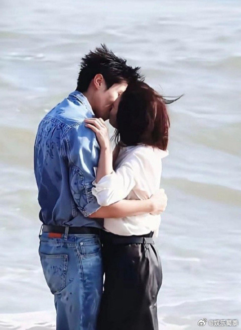 万万没想到，一个51岁，一个28岁，竟然在电视剧里演一对情侣，现在的影视行业都这