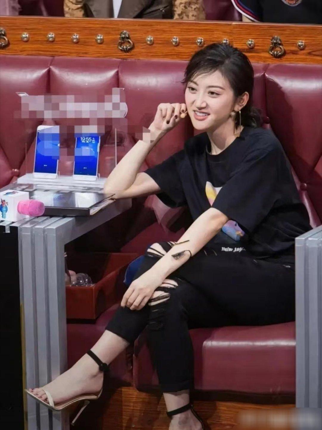 景甜的脚型十分好看，可以说是见过当中很出彩的。