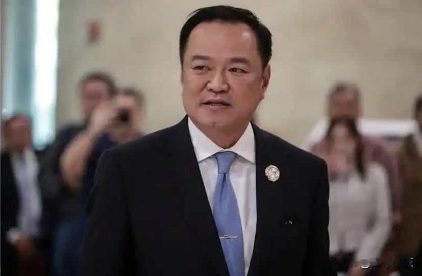 泰国总理阿努廷周一在结束紧急会议后，发表了全国谈话，火药味十足。一、他重申会保