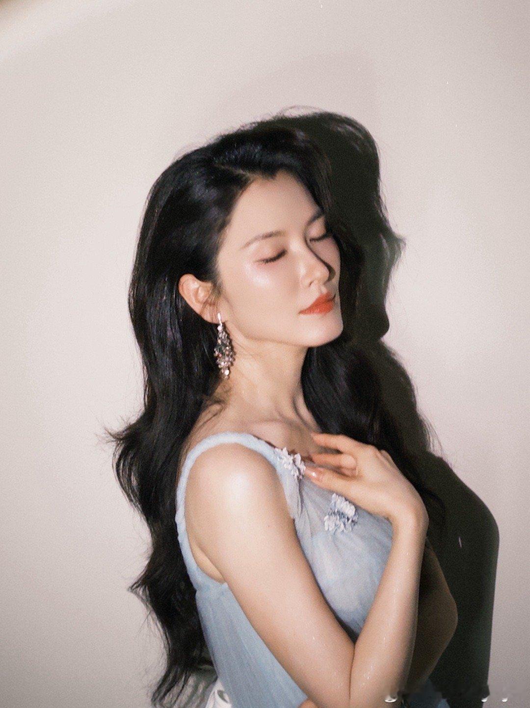 徐洁儿姐感徐洁儿蓝色纱裙欧米茄好美的姐姐！今晚的舞台也好棒哦！！！雨爱好好听